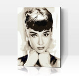 Schwierigkeit: Einfach Personenbilder Schwarz-Weiß-Portrait von Audrey Hepburn - Malen nach Zahlen