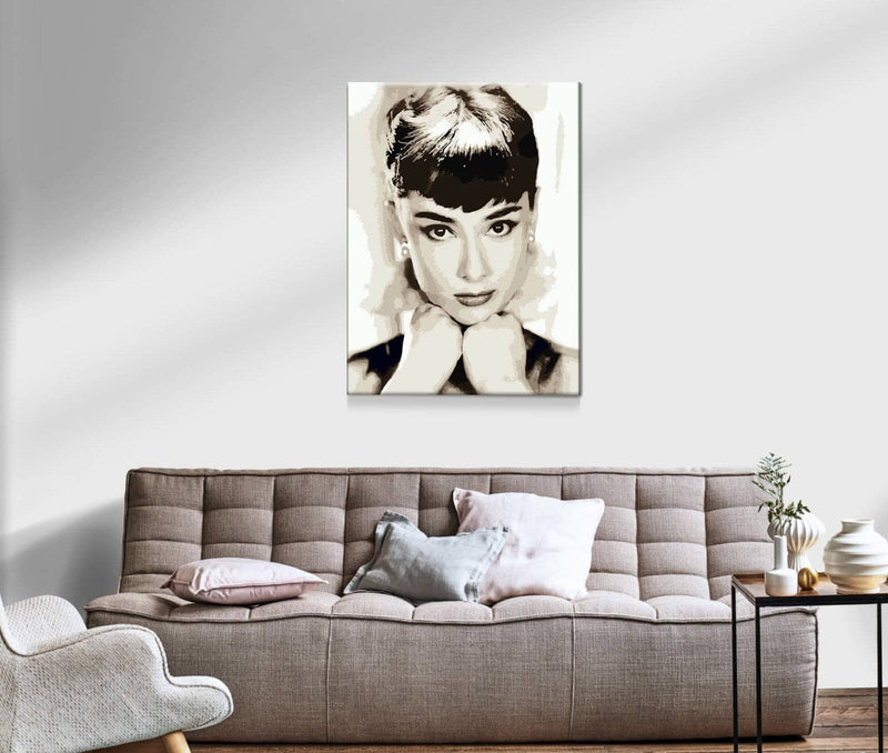 Schwierigkeit: Einfach Personenbilder Schwarz-Weiß-Portrait von Audrey Hepburn - Malen nach Zahlen