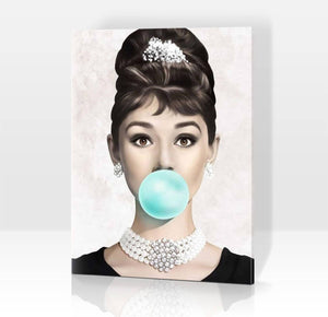 Schwierigkeit: Einfach Personenbilder Audrey Hepburn mit Kaugummi im Mund - Malen nach Zahlen